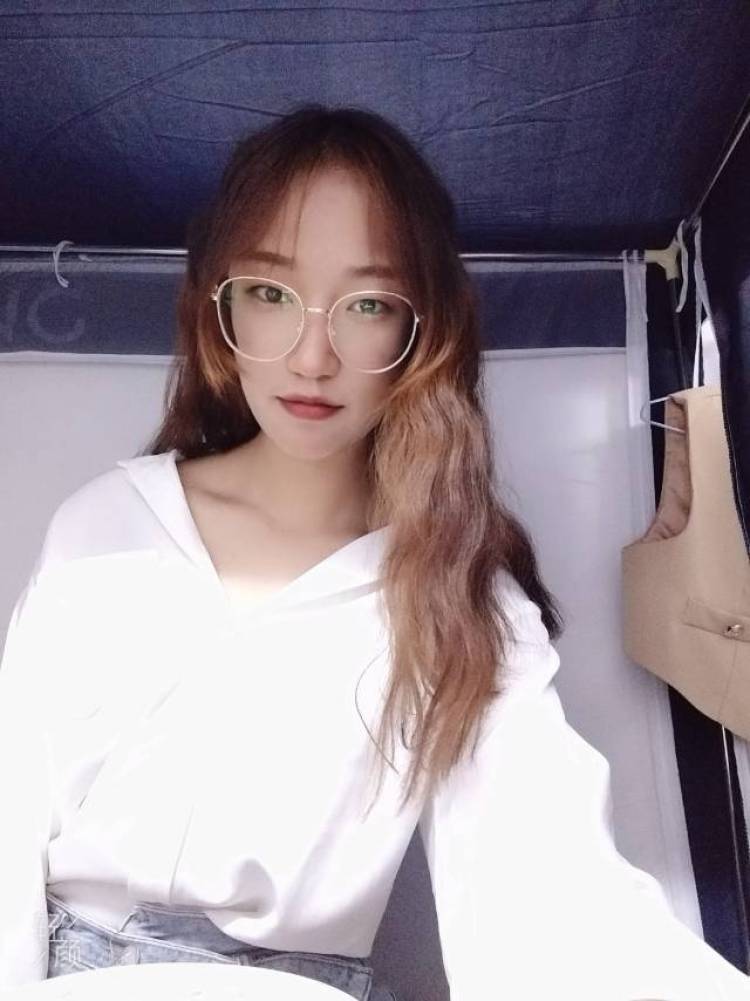 薄荷蓝-云南省·昆明市·呈贡区--会拍照P图,有责任心,会穿搭,做事效率快,喜欢拍照,风格多样,身材好,会做美甲