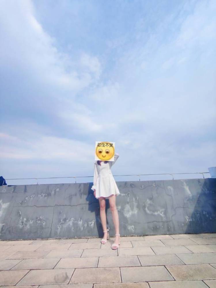 薄荷蓝-云南省·昆明市·呈贡区--会拍照P图,有责任心,会穿搭,做事效率快,喜欢拍照,风格多样,身材好,会做美甲