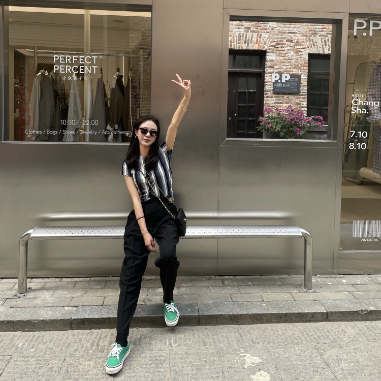Chen.-北京市·北京市·昌平区-微博-身高169cm 体重49kg
喜欢拍照 会p图
平时韩风的衣服比较多 但其他风格也可驾驭