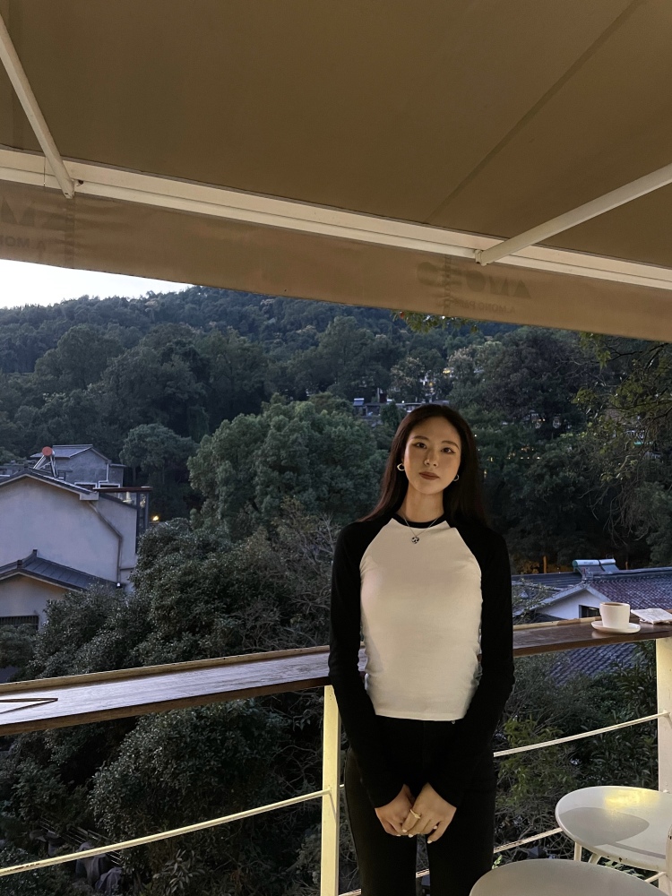 Chen.-北京市·北京市·昌平区-微博-身高169cm 体重49kg
喜欢拍照 会p图
平时韩风的衣服比较多 但其他风格也可驾驭
