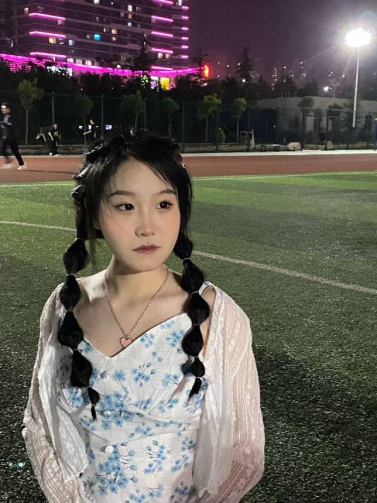 凉拌香菜-河南省·郑州市·新郑市--学的空中乘务专业，接受过形体化妆礼仪等教育，五官端正，身高体重在165  102。脸上比较干净，没有痘痘。皮肤偏白，入过三坑，喜欢拍照分享。最后一张是班级打卡的素颜照，骗子勿扰，大学生想挣个奶茶钱。