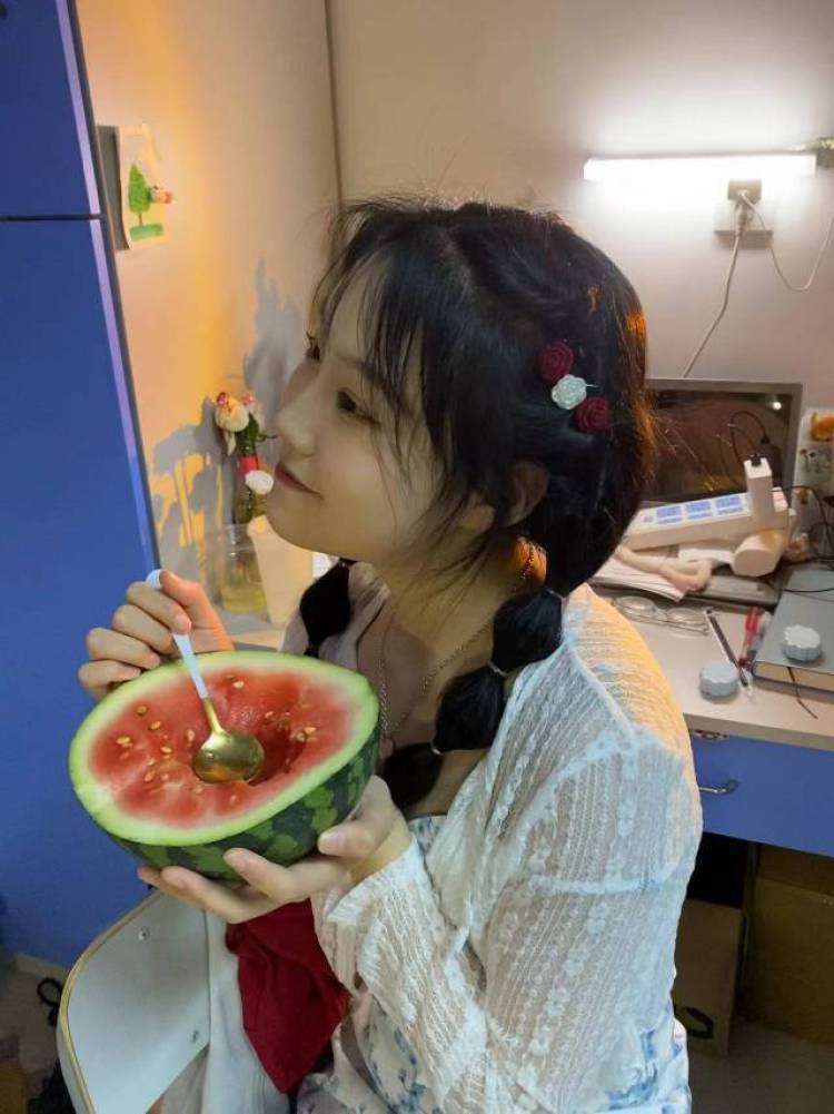 凉拌香菜-河南省·郑州市·新郑市--学的空中乘务专业，接受过形体化妆礼仪等教育，五官端正，身高体重在165  102。脸上比较干净，没有痘痘。皮肤偏白，入过三坑，喜欢拍照分享。最后一张是班级打卡的素颜照，骗子勿扰，大学生想挣个奶茶钱。