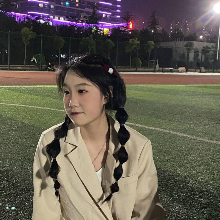 凉拌香菜-河南省·郑州市·新郑市--学的空中乘务专业，接受过形体化妆礼仪等教育，五官端正，身高体重在165  102。脸上比较干净，没有痘痘。皮肤偏白，入过三坑，喜欢拍照分享。最后一张是班级打卡的素颜照，骗子勿扰，大学生想挣个奶茶钱。