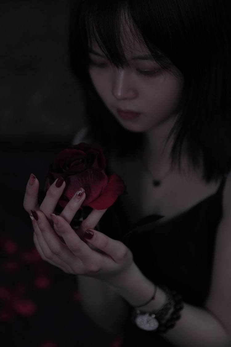 Yer.🌙-广东省·广州市·番禺区-抖音,某红薯,知乎,微博-广州学生,业余模特,有寄拍经验。想要接单。买家秀(衣服、包包、鞋子、首饰等皆可),模特写真约拍,探店等均可。身高:162;体重:40kg。轻熟风,可爱风,jk,日系,oversize等,均可!