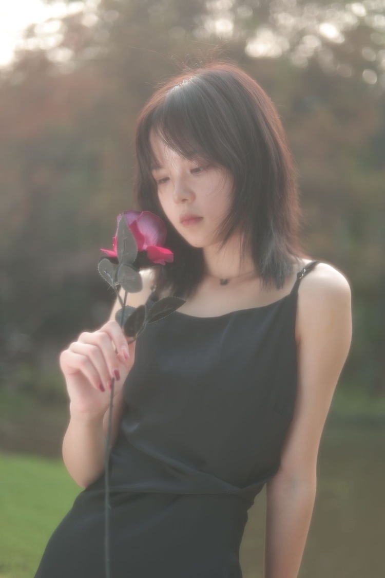 Yer.🌙-广东省·广州市·番禺区-抖音,某红薯,知乎,微博-广州学生,业余模特,有寄拍经验。想要接单。买家秀(衣服、包包、鞋子、首饰等皆可),模特写真约拍,探店等均可。身高:162;体重:40kg。轻熟风,可爱风,jk,日系,oversize等,均可!