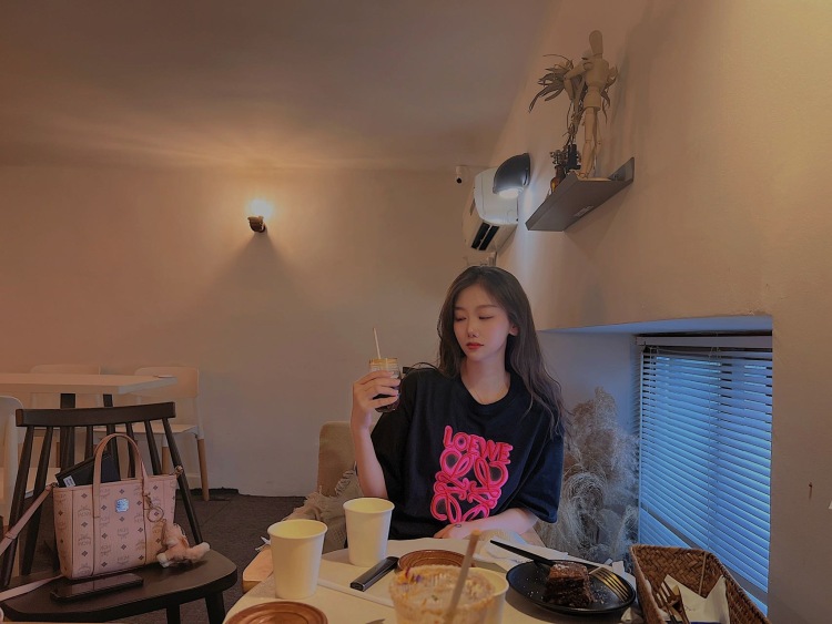 不高兴-湖北省·武汉市·武昌区--接寄拍,风格可多变,可爱性感知性都可!!!不接私房内衣,商家康康我!!