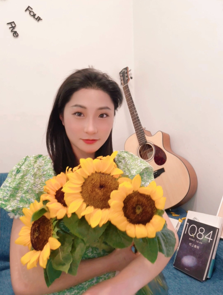 小言-云南省·昆明市·盘龙区-B站 某红薯-建筑设计师小一枚喜欢音乐会弹吉他爱拍照  现在希望能做个寄拍模特，接买家秀，可长期合作，自己在开始做账号后期可种草带货直播带货