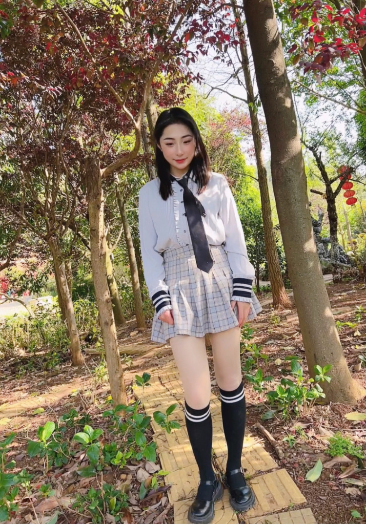 小言-云南省·昆明市·盘龙区-B站 某红薯-建筑设计师小一枚喜欢音乐会弹吉他爱拍照 现在希望能做个寄拍模特,接买家秀,可长期合作,自己在开始做账号后期可种草带货直播带货