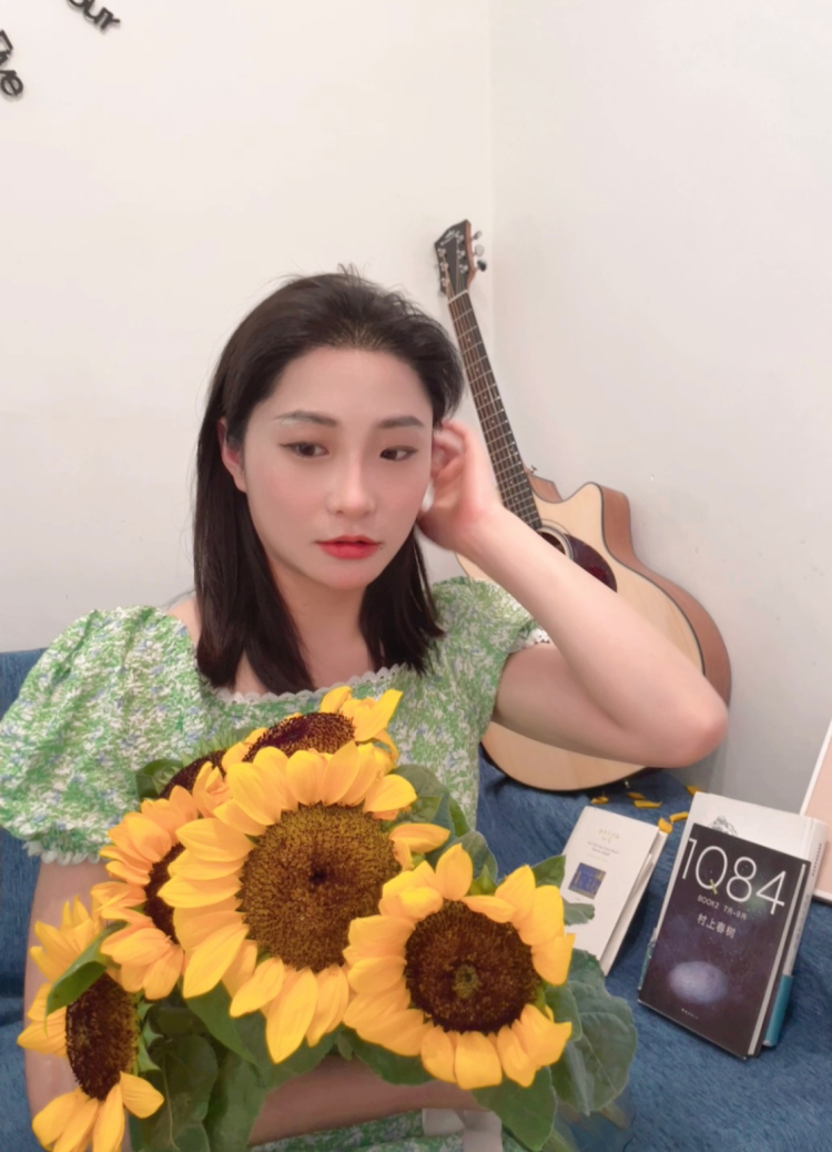 小言-云南省·昆明市·盘龙区-B站 某红薯-建筑设计师小一枚喜欢音乐会弹吉他爱拍照  现在希望能做个寄拍模特，接买家秀，可长期合作，自己在开始做账号后期可种草带货直播带货