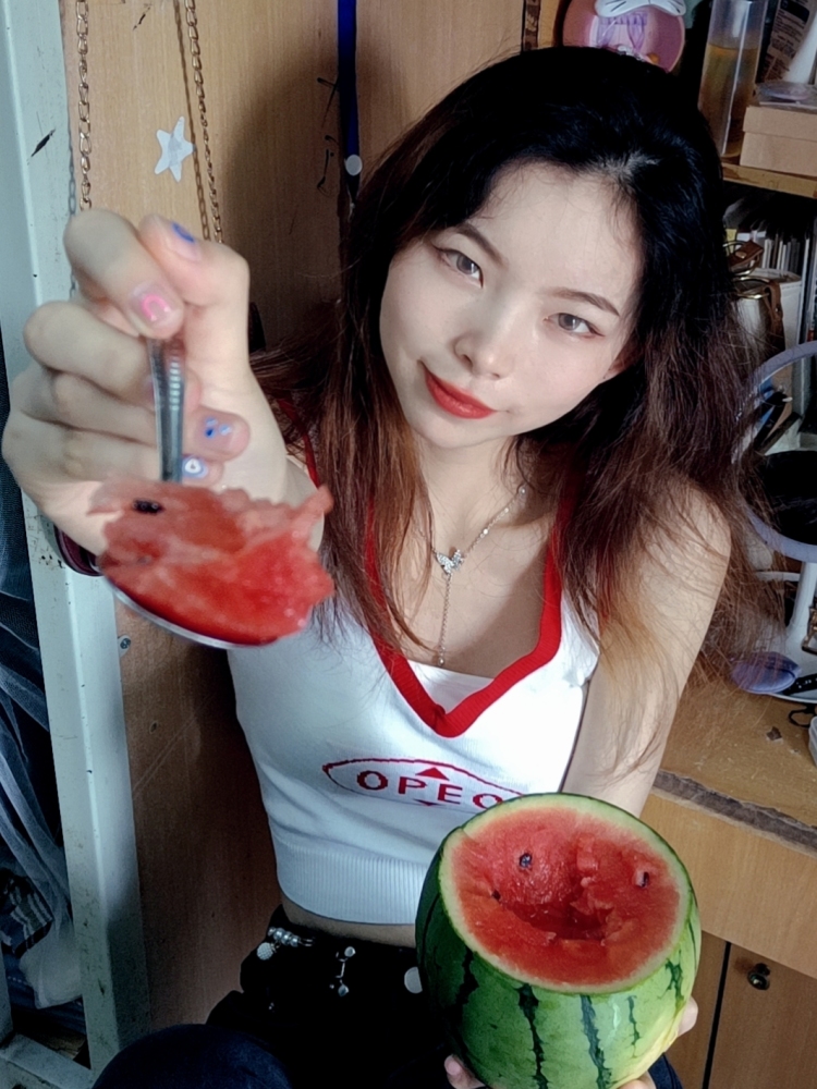 花-四川省·眉山市·东坡区--喜欢拍照可接买家秀,服装寄拍等,在校大学生时间充足,出图快,可以自己修图