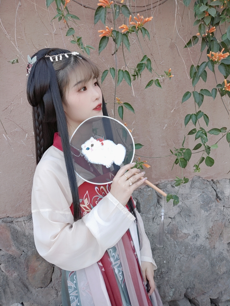 🦔-四川省·凉山彝族自治州·西昌市-抖音，微博-会拍照，会修图，可以接化妆品，衣服，饰品，都可以找我哟。新人求照顾😝