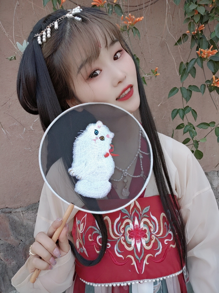 🦔-四川省·凉山彝族自治州·西昌市-抖音,微博-会拍照,会修图,可以接化妆品,衣服,饰品,都可以找我哟。新人求照顾😝