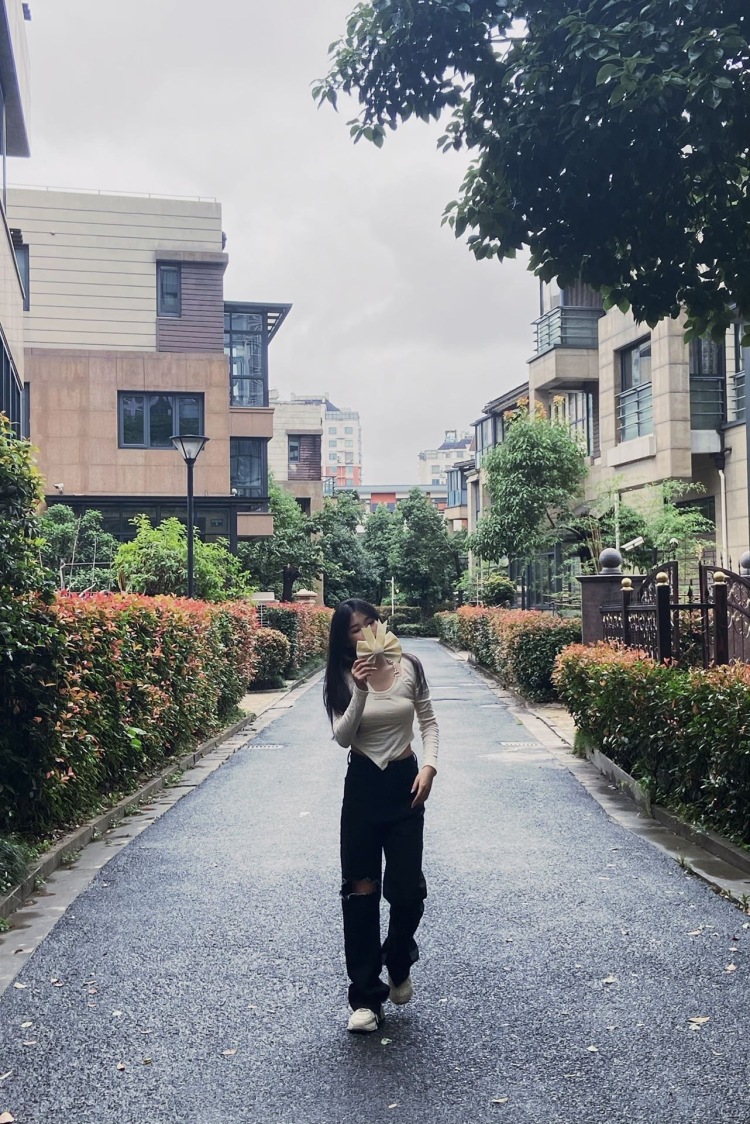 嘎嘎姣-浙江省·绍兴市·越城区-抖音-接寄拍！（服装饰品等）
风格都可以驾驭，比较会摆拍，会p图，有镜头感