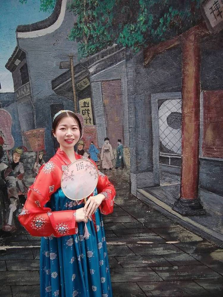 啦啦啦-广西壮族自治区·桂林市·雁山区-抖音-本人学过舞蹈 擅长书法 性格乐观开朗 现在是一名在读大二学生 喜欢唱歌跳舞 身形条件好 皮肤白皙 接任何寄拍 衣服 裤子 裙子 鞋子 美妆 穿戴甲 如有需要 也可长期合作