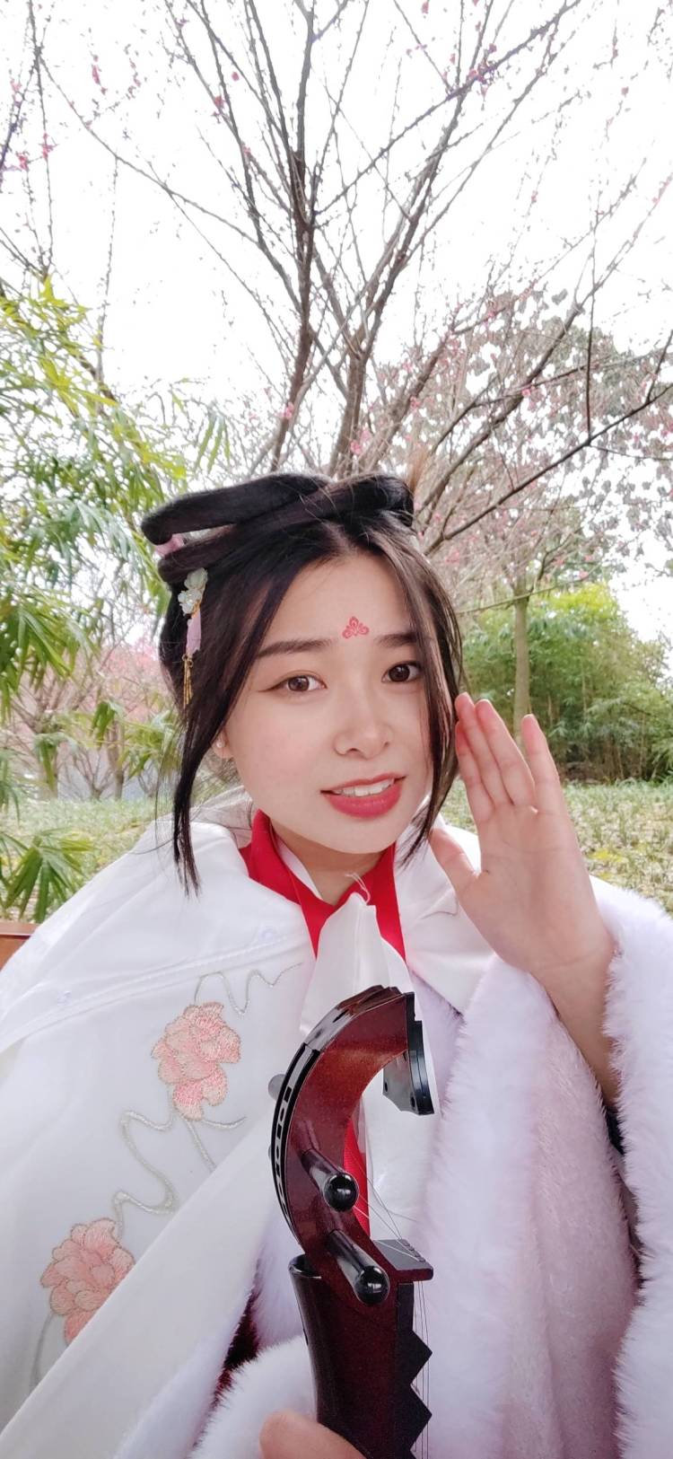 啦啦啦-广西壮族自治区·桂林市·雁山区-抖音-本人学过舞蹈 擅长书法 性格乐观开朗 现在是一名在读大二学生 喜欢唱歌跳舞 身形条件好 皮肤白皙 接任何寄拍 衣服 裤子 裙子 鞋子 美妆 穿戴甲 如有需要 也可长期合作
