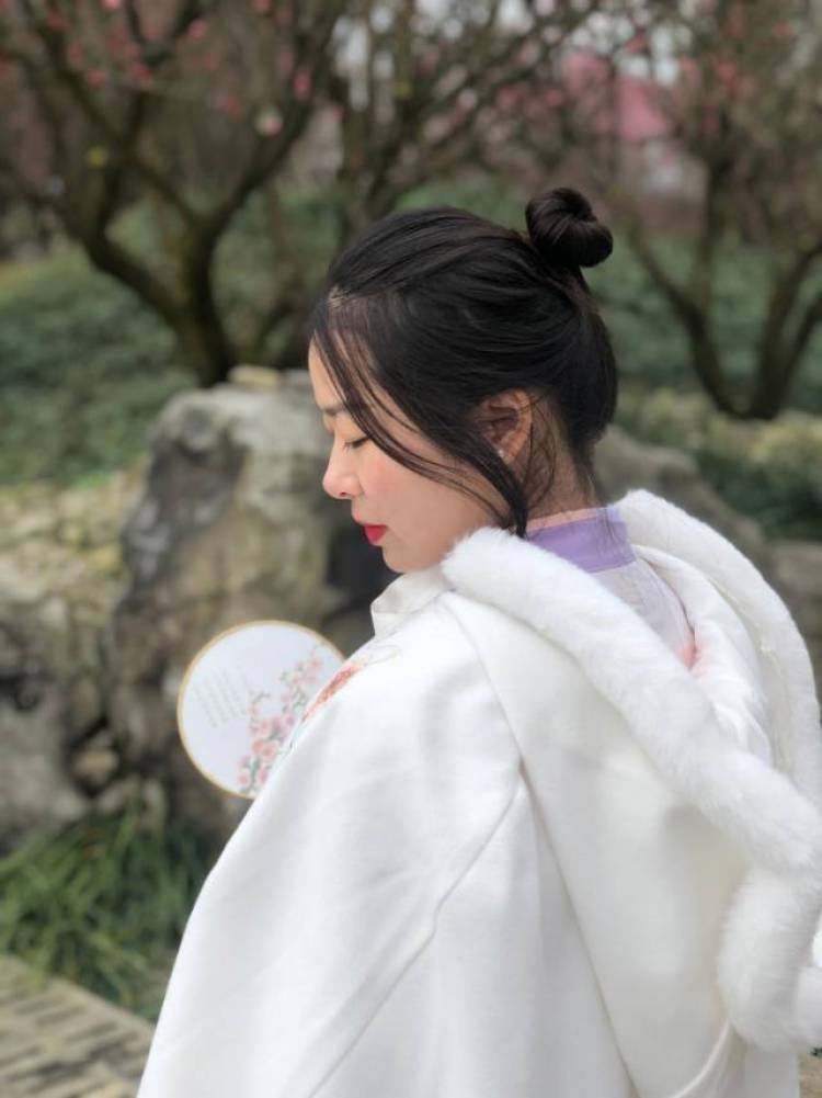 啦啦啦-广西壮族自治区·桂林市·雁山区-抖音-本人学过舞蹈 擅长书法 性格乐观开朗 现在是一名在读大二学生 喜欢唱歌跳舞 身形条件好 皮肤白皙 接任何寄拍 衣服 裤子 裙子 鞋子 美妆 穿戴甲 如有需要 也可长期合作
