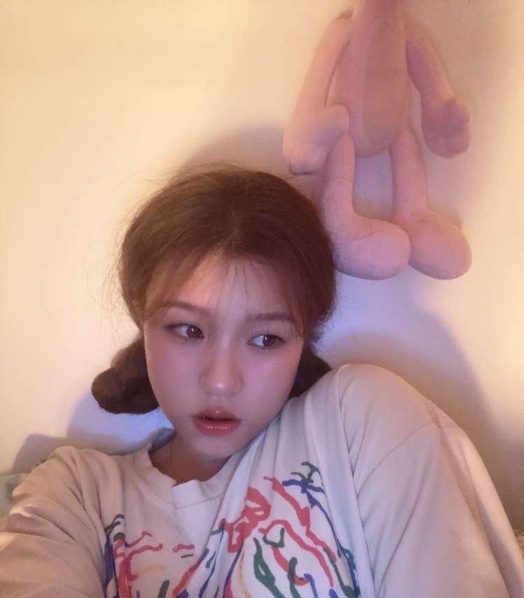 巴布比啵-湖南省·长沙市·天心区-美图秀秀-喜欢拍照，穿搭的风格偏甜美风，可以寄拍，能够拍照快修改快，可以接受美妆类，服装类，饰品类