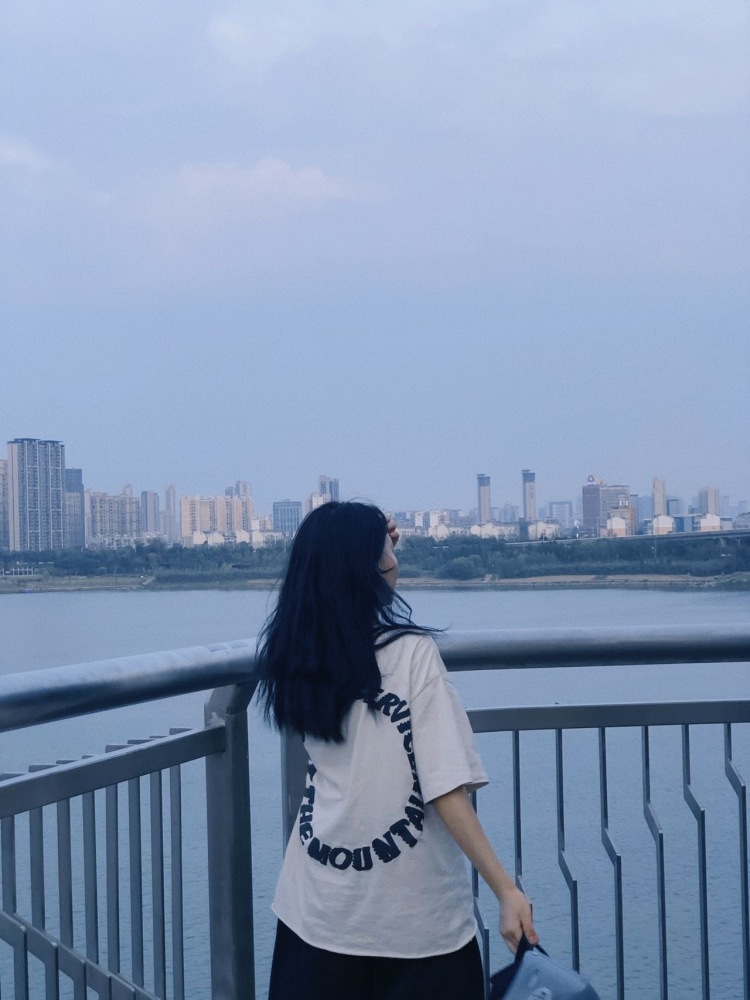 以以-江西省·南昌市·青山湖区--在校大学生 服装设计专业 
新媒体运营 喜欢拍照 会修图 
买家秀｜种草带货｜探店
