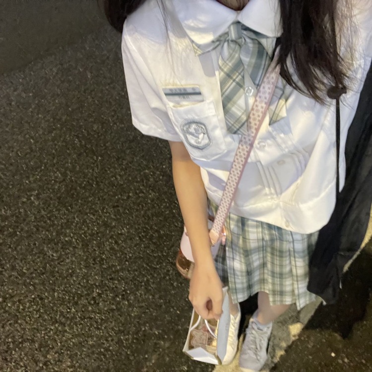绝对不会摆烂-广东省·东莞市·东城街道-抖音微博某红薯-买家秀，探店打卡，一些漂亮裙子，ins风，会发dy某红薯微博 用的设备是i12