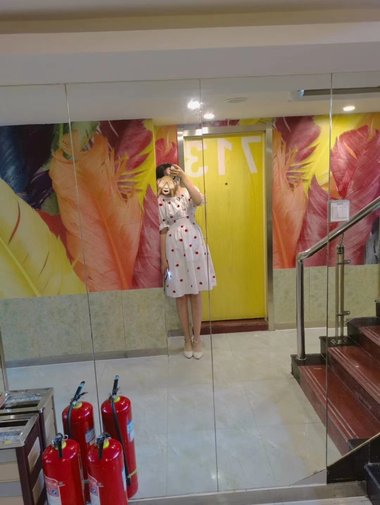 王百万.-黑龙江省·牡丹江市·爱民区-抖音 某红薯-弹琴唱歌。高个子。接各种衣物首饰,鞋子帽子,美妆美甲等。可寄拍。会穿搭会打扮会化妆会拍照。