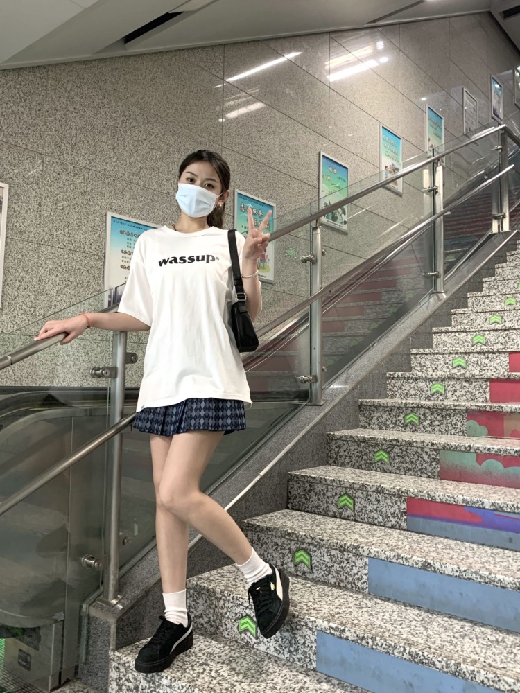 榴莲酥-江苏省·徐州市·邳州市-快手-身高167，自由模特，可接寄拍，主要风格美式复古风，运动风学院风慵懒风，包修图拍摄，出图快