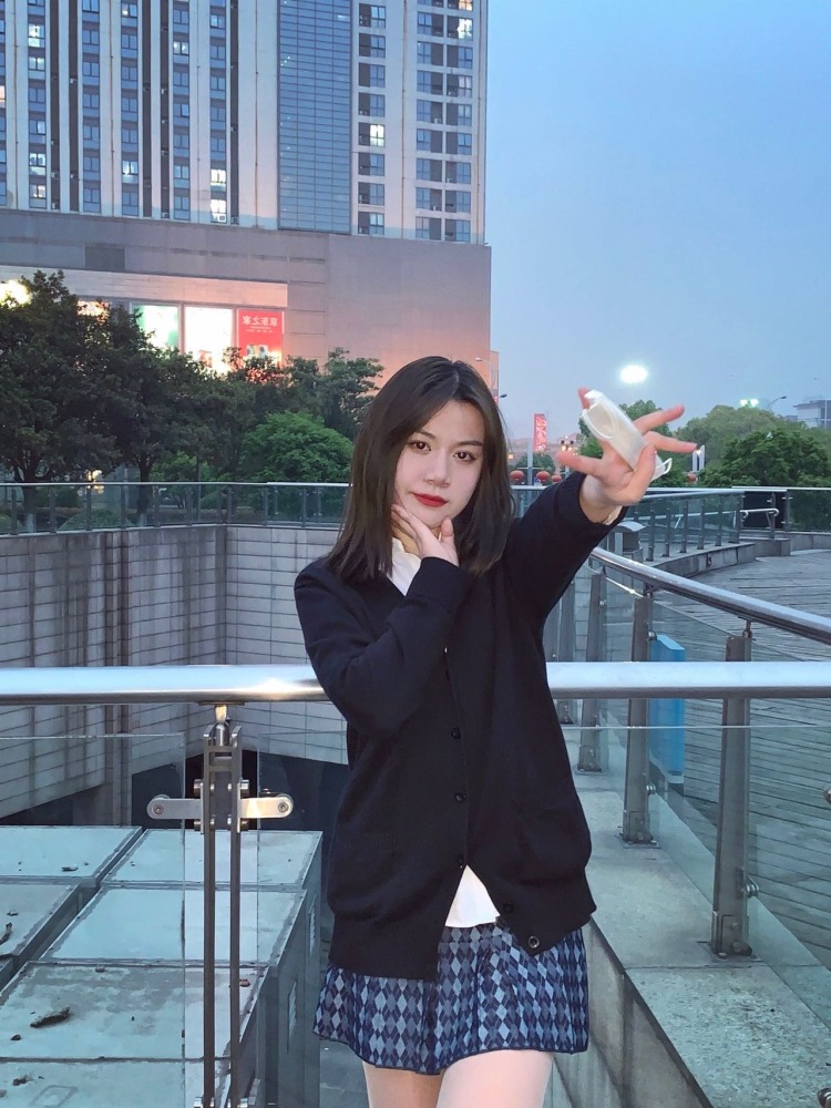 榴莲酥-江苏省·徐州市·邳州市-快手-身高167，自由模特，可接寄拍，主要风格美式复古风，运动风学院风慵懒风，包修图拍摄，出图快