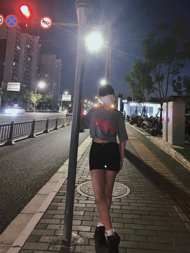 榴莲酥-江苏省·徐州市·邳州市-快手-身高167，自由模特，可接寄拍，主要风格美式复古风，运动风学院风慵懒风，包修图拍摄，出图快