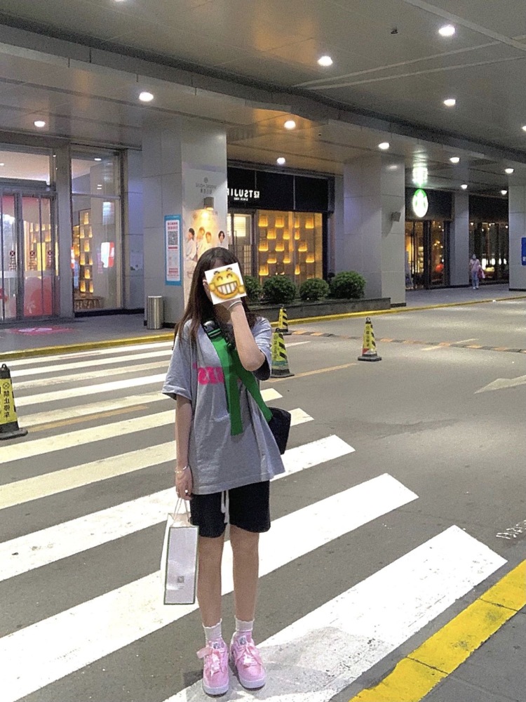 榴莲酥-江苏省·徐州市·邳州市-快手-身高167，自由模特，可接寄拍，主要风格美式复古风，运动风学院风慵懒风，包修图拍摄，出图快
