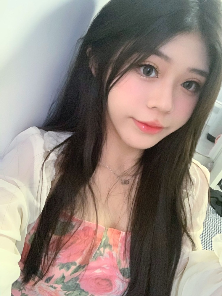 颖-浙江省·丽水市·莲都区-抖音-本人18岁，喜欢打游戏，自拍🤳，想接寄拍和美瞳的寄拍，挺会P图，也可以加我微信我也接陪玩单，价格都可以协商。