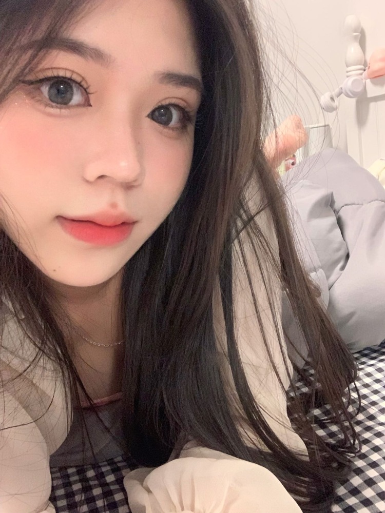 颖-浙江省·丽水市·莲都区-抖音-本人18岁,喜欢打游戏,自拍🤳,想接寄拍和美瞳的寄拍,挺会P图,也可以加我微信我也接陪玩单,价格都可以协商。
