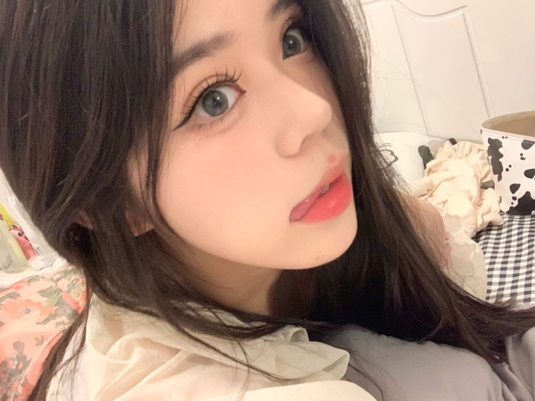 颖-浙江省·丽水市·莲都区-抖音-本人18岁，喜欢打游戏，自拍🤳，想接寄拍和美瞳的寄拍，挺会P图，也可以加我微信我也接陪玩单，价格都可以协商。