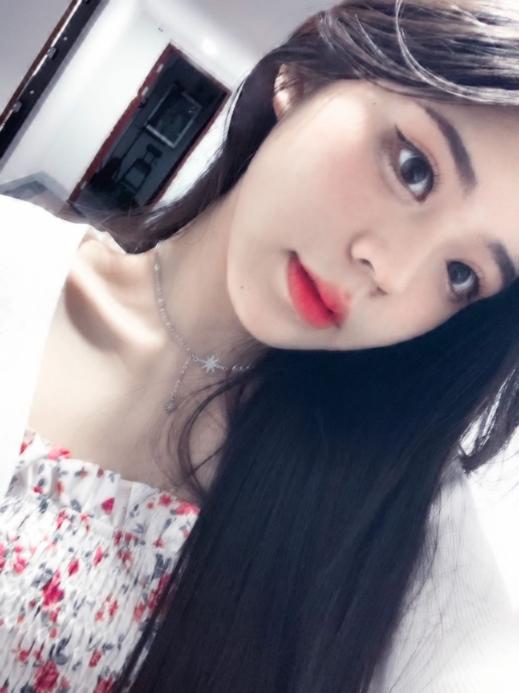 颖-浙江省·丽水市·莲都区-抖音-大家好！我是颖
本人18岁，喜欢打游戏，自拍🤳，想接寄拍和美瞳的寄拍，挺会P图，也可以加我微信我也接陪玩单，价格都可以协商。
艺名：颖
身份：当过抖音主播
年龄：19
身高：160cm
体重：49KG