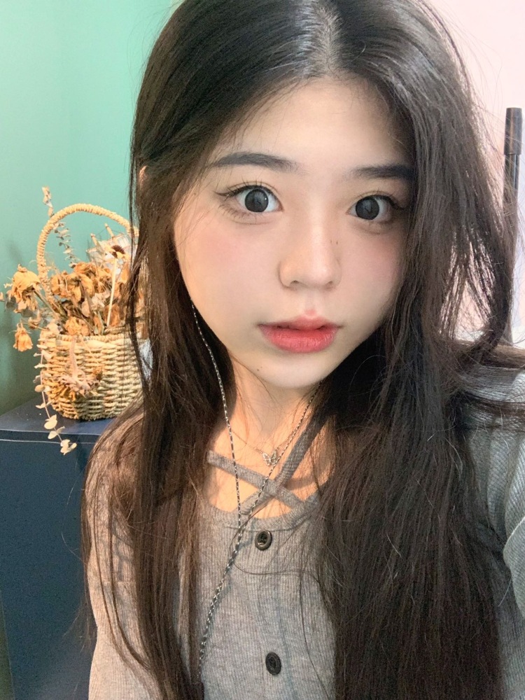 颖-浙江省·丽水市·莲都区-抖音-大家好！我是颖
本人18岁，喜欢打游戏，自拍🤳，想接寄拍和美瞳的寄拍，挺会P图，也可以加我微信我也接陪玩单，价格都可以协商。
艺名：颖
身份：当过抖音主播
年龄：19
身高：160cm
体重：49KG