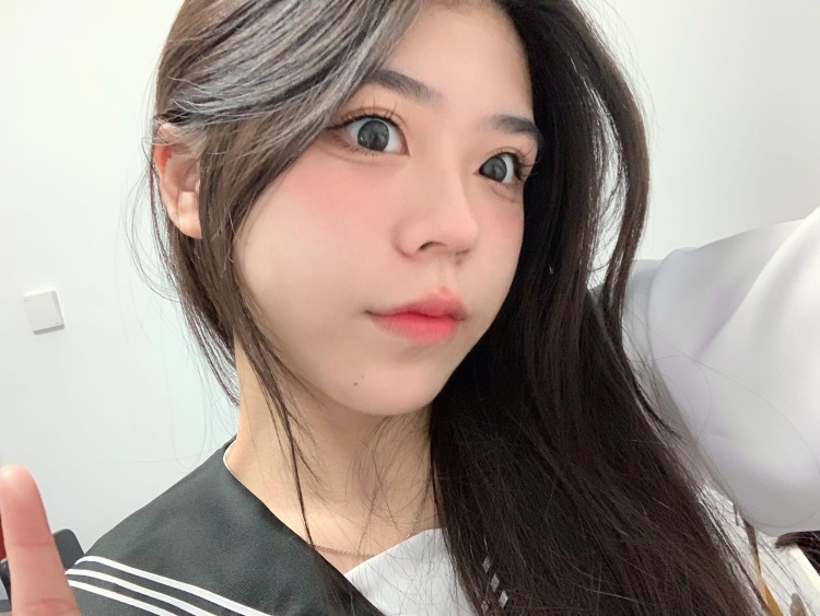颖-浙江省·丽水市·莲都区-抖音-大家好！我是颖
本人18岁，喜欢打游戏，自拍🤳，想接寄拍和美瞳的寄拍，挺会P图，也可以加我微信我也接陪玩单，价格都可以协商。
艺名：颖
身份：当过抖音主播
年龄：19
身高：160cm
体重：49KG