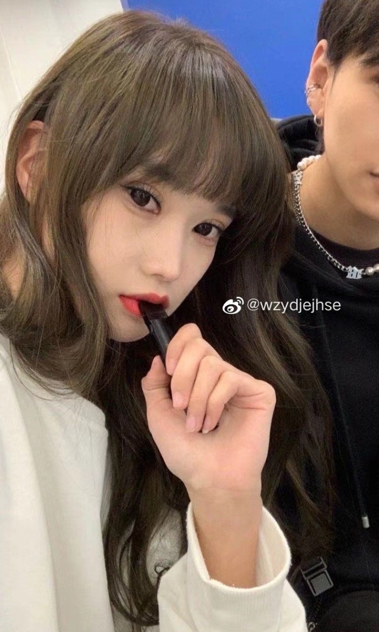 Lucille🖤-山西省·大同市·平城区--在校大学生 是学舞蹈的 出图准时 价格可协商 只接寄拍  老板看看我