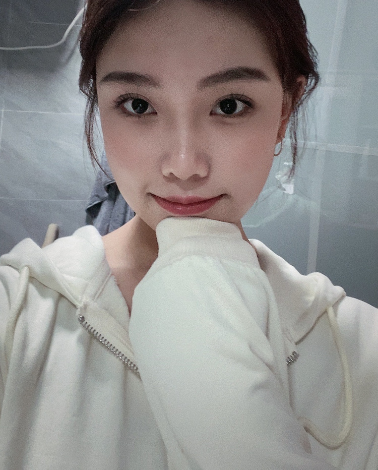 ㅤ怎么又饿了-北京市·北京市·通州区-抖音 微博 某红薯 快手-之前职业带货主播 热爱美妆穿搭 有自己风格 会拍照 希望老板们看看我！我还会照片的ps 风格不定