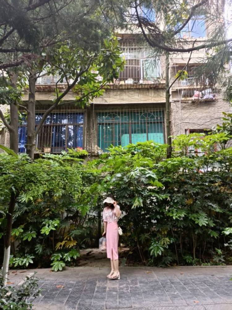 肉肉-贵州省·毕节市·七星关区--本专业是舞蹈表演，也学过播表，身高168，体重98，可接服装，包包，美瞳，鞋子各类都行，价格也可以商量，服装类型可多样