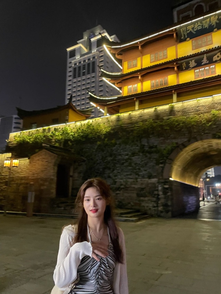 .-浙江省·宁波市·海曙区--160cm48kg 爱拍照,会p图,有过发型模特经验,衣服鞋子包包饰品,都可接