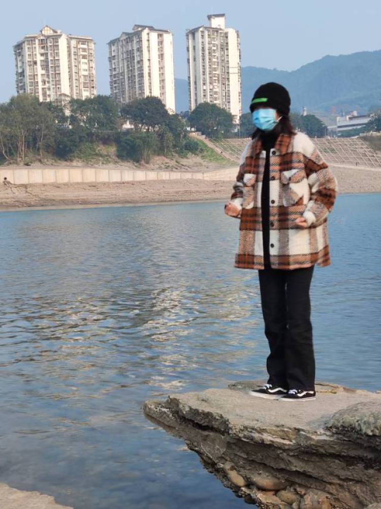 Q-重庆市·重庆市·沙坪坝区--年龄20 身高176 体重98
接寄拍送拍买家秀,衣服饰品包包之类的都可接
风格不限