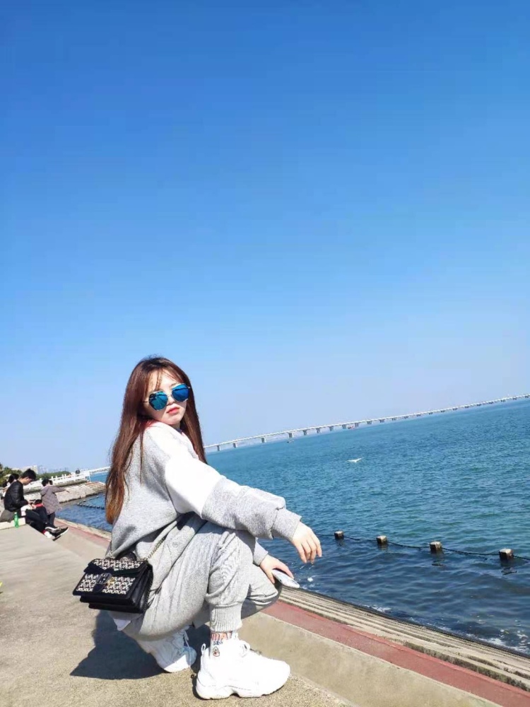 墨-广东省·深圳市·龙华区-***-身高165cm
体重52kg
喜欢拍照、剪辑、化妆、拍视频
比较倾向接包包、衣服、项链、彩妆、发饰拍照单