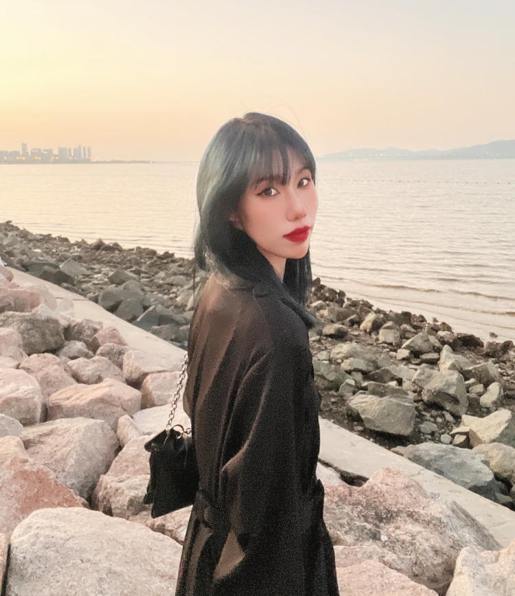 小尼想睡觉😪-广东省·深圳市·南山区--身高170 体重48kg,衣服、包包、饰品等等都可接,接受寄拍