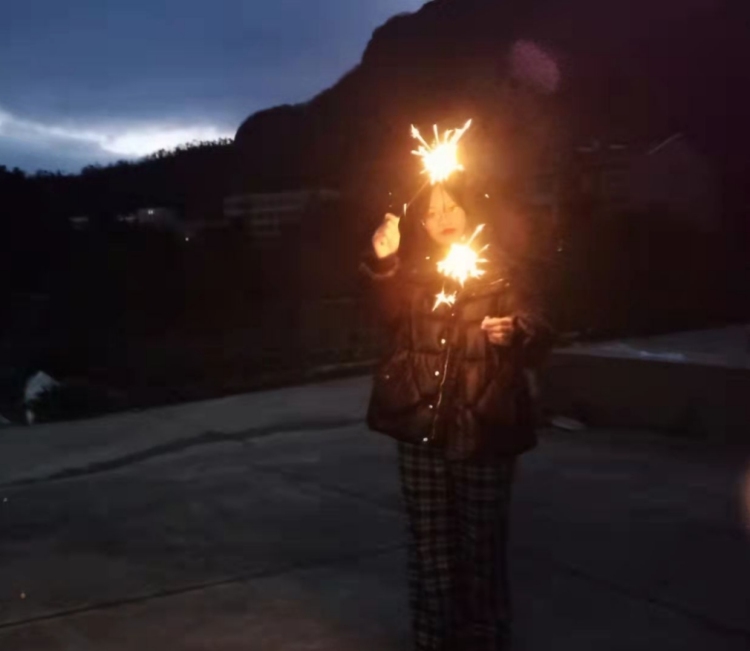 qxx_orb-浙江省·台州市·三门县-微博，某红薯-我是一名高中生，时间不多，半个月可拍一次，身高168，体重56kg，还在减肥中，是一名表演生，形体还不错，素颜不太行，但是会化妆，化妆好看，希望不露脸，露脸详谈