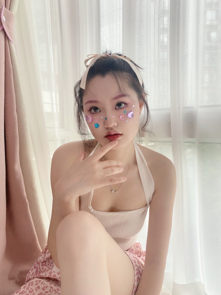 Cr0_0～-重庆市·重庆市·南岸区--美术生 审美在线! 喜欢化妆穿搭拍照，会p图 ，风格多样。可接服装 鞋子 美妆 配饰之类的寄拍  时间充裕～ 
身高167 体重96-97