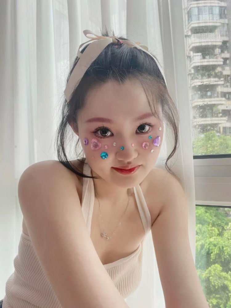 Cr0_0～-重庆市·重庆市·南岸区--美术生 审美在线! 喜欢化妆穿搭拍照，会p图 ，风格多样。可接服装 鞋子 美妆 配饰之类的寄拍  时间充裕～ 
身高167 体重96-97