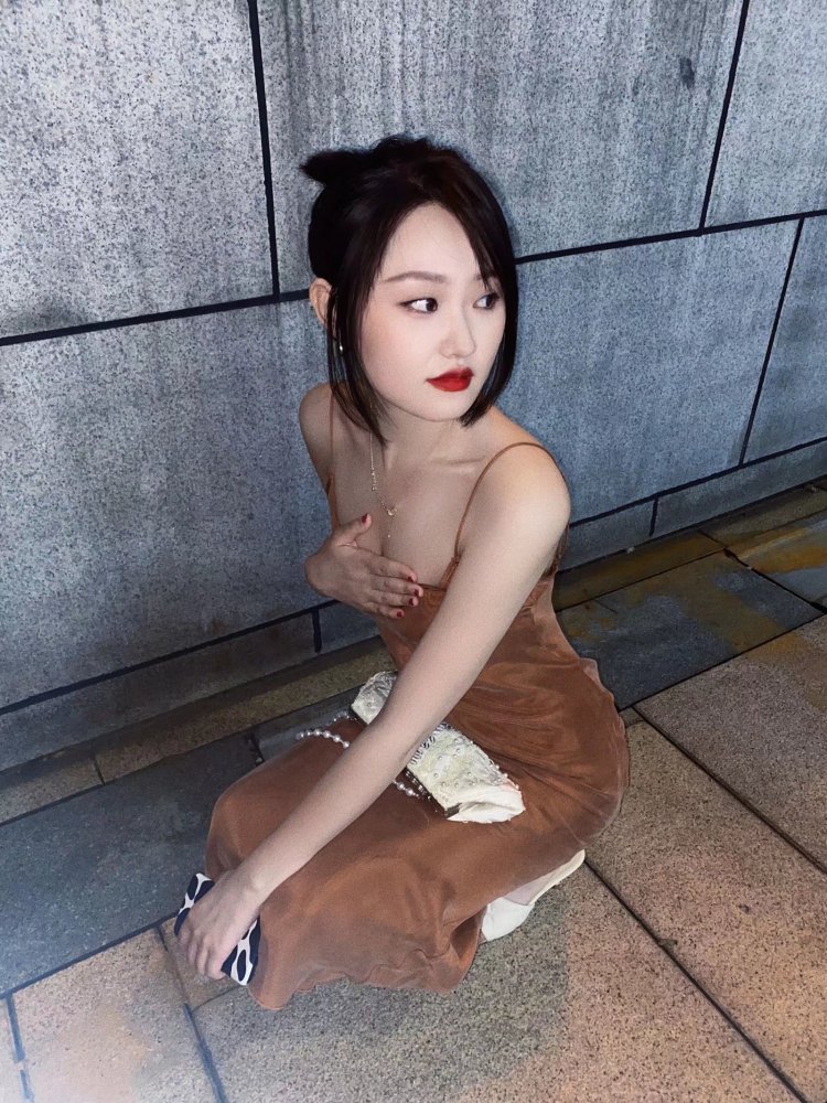Cr0_0~-重庆市·重庆市·南岸区--美术生 审美在线! 喜欢化妆穿搭拍照,会p图 ,风格多样。可接服装 鞋子 美妆 配饰之类的寄拍 时间充裕~
身高167 体重96-97