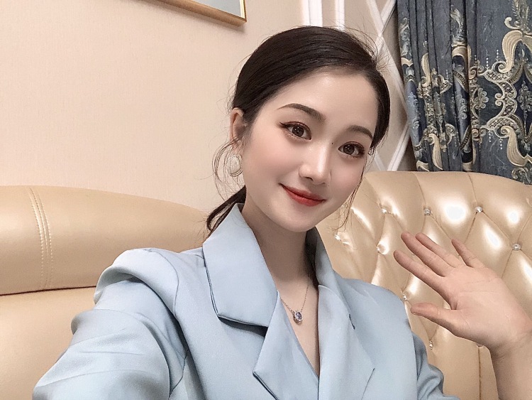 Bᴇ ʙᴜsʏ .-贵州省·贵阳市·观山湖区-抖音-身高161cm，体重42kg，非专业，但是会拍照，会p图，买家秀等
。