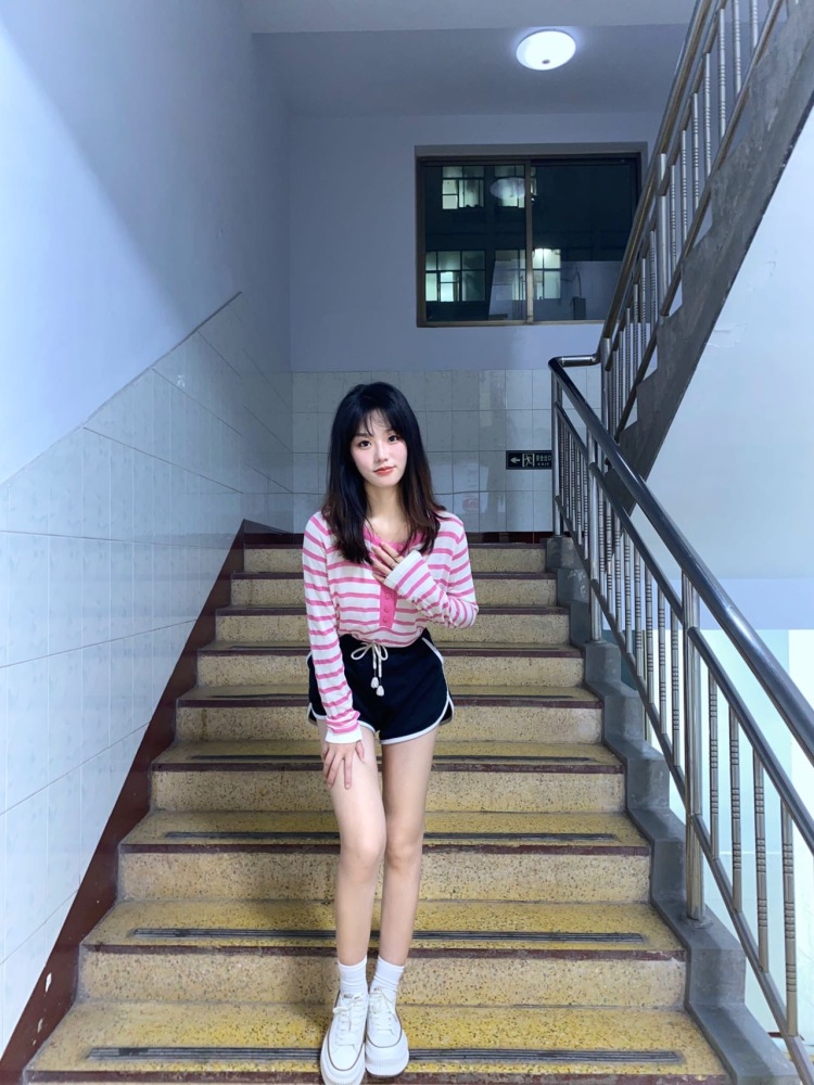 蓝🌸莓-河南省·郑州市·二七区-抖音,某红薯,快手-身高162体重44
会拍照📷热爱生活,认真工作
在校大学生,期望于您合作
