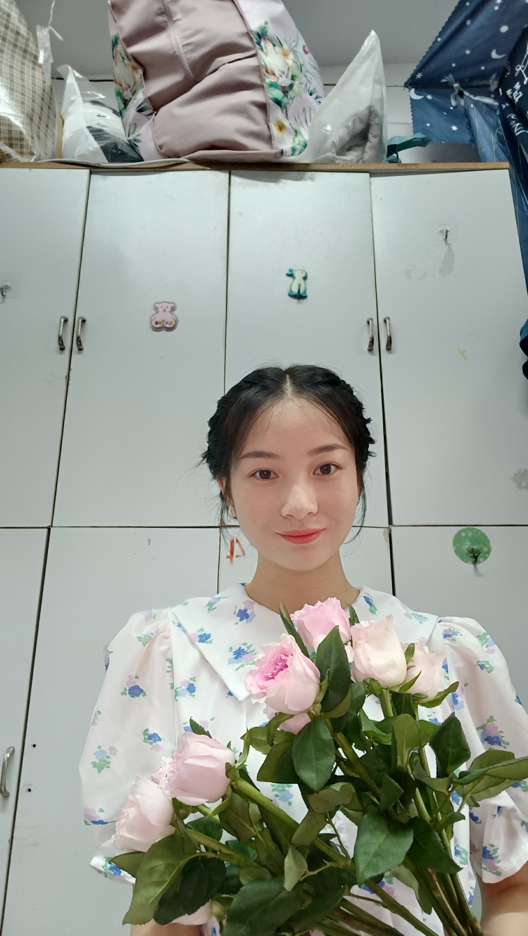 诗酒趁年华-湖南省·长沙市·雨花区-抖音,某红薯,微博,快手-是一名热爱拍照,摄影,有独立审美的学生。对于寄拍,送拍等都比较感兴趣。