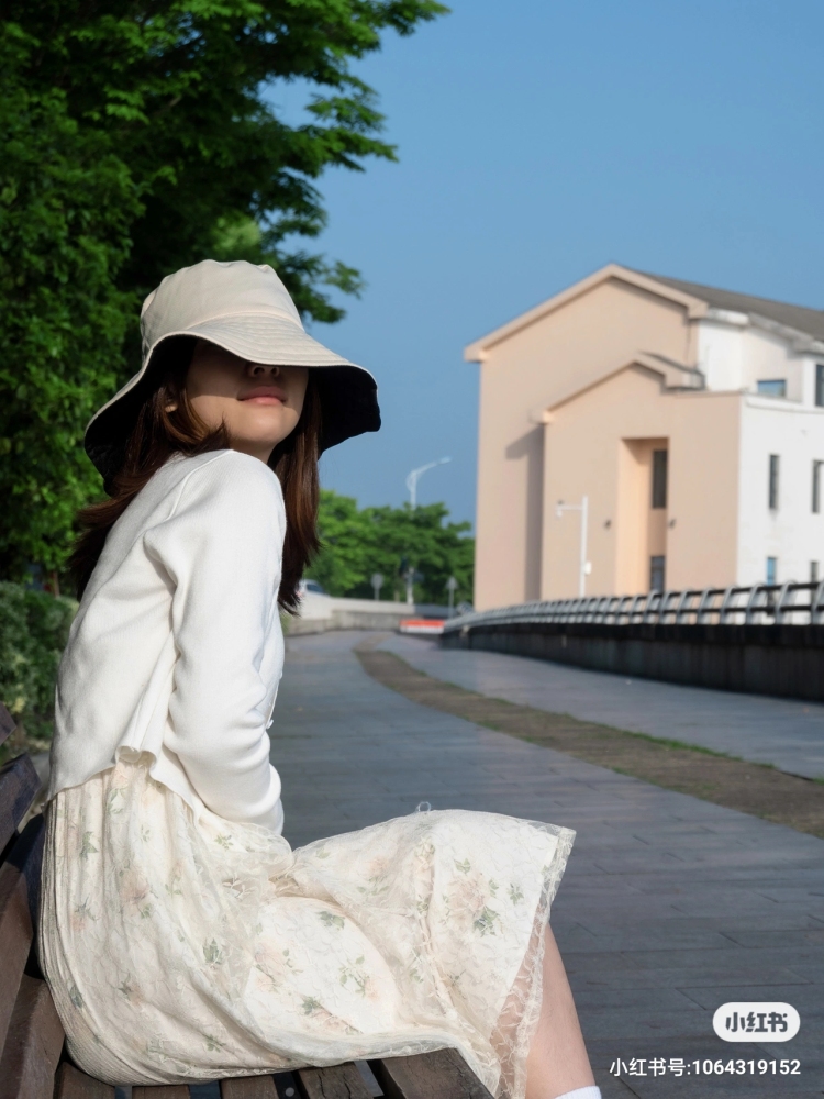 糖炒麗子Ꮚ-广东省·佛山市·南海区--155/80斤，可驾驭日韩风，辣妹风，纯欲风，首饰，包包，鞋子，化妆品，日用品都能接，有专门的后期处理人，不满意可以反复修图，工作早九晚五，出图快，种草寄拍选我准没错。