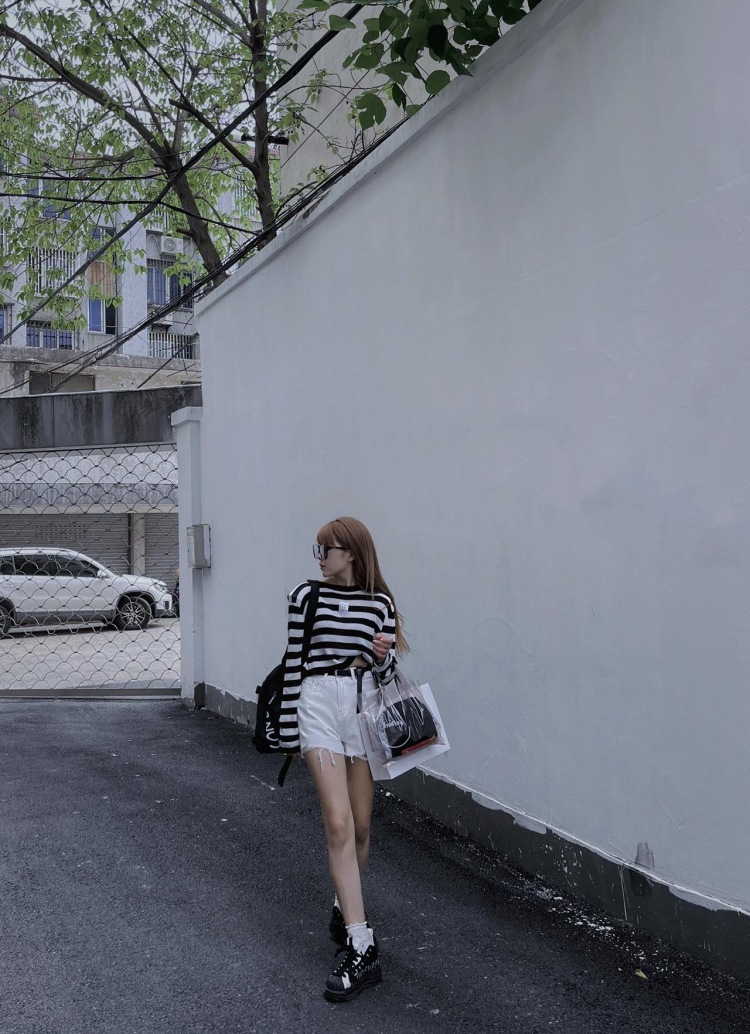十一💔-浙江省·嘉兴市·桐乡市-抖音-接买家秀,身高158,体重88,衣服鞋子包包均可,会修图性格好出图快,